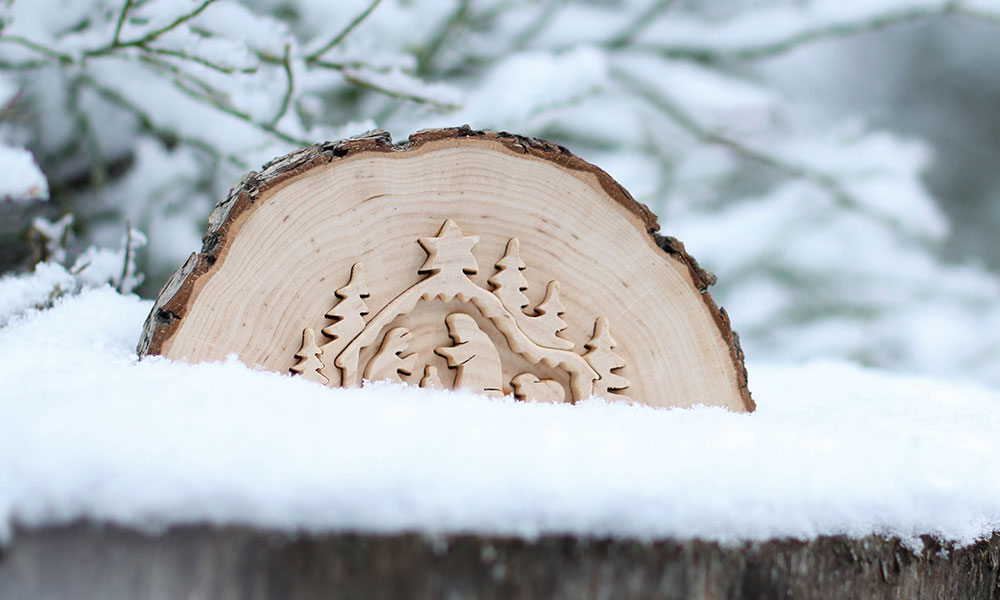 Waldfabrik Holzkrippe Baumscheibe in Winterlandschaft
